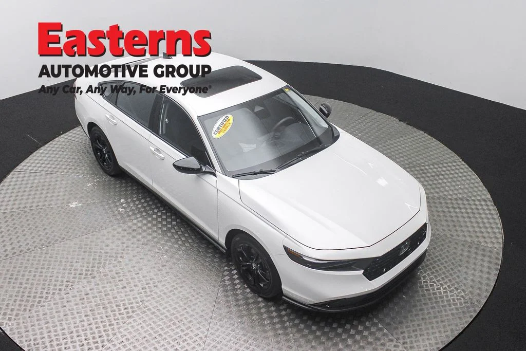 Used 2025 White Honda SE image 3