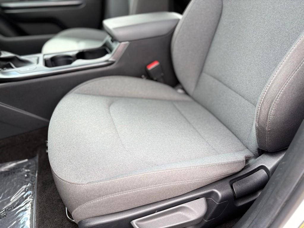 Used 2025 Snow White Pearl Kia LX image 15