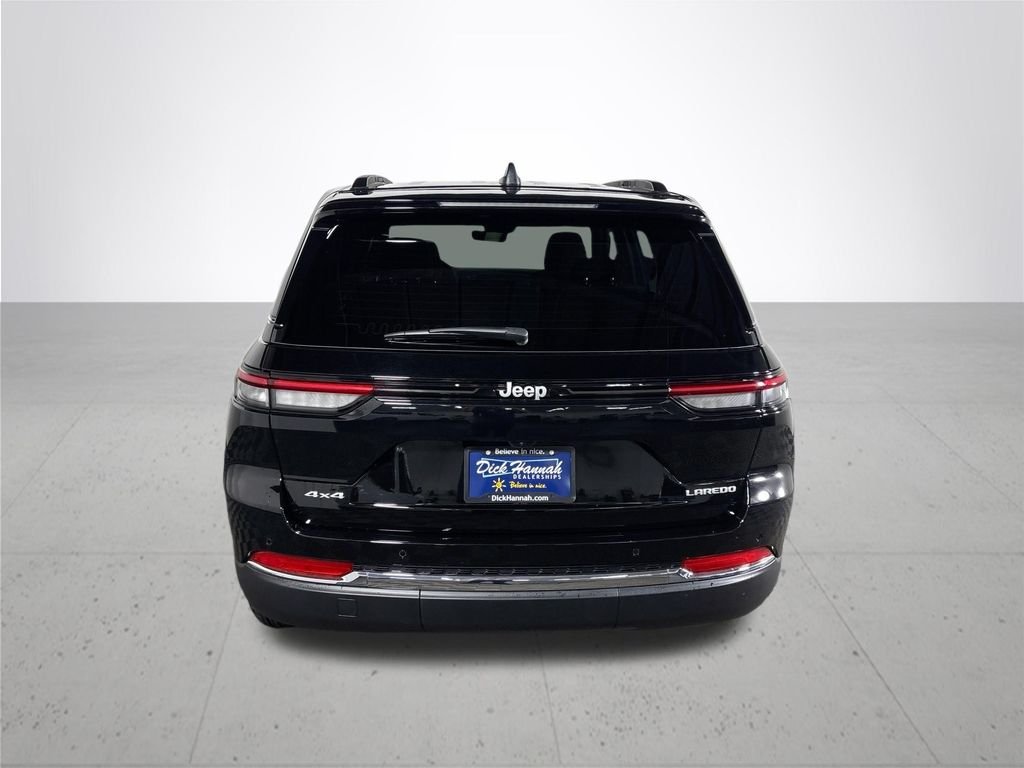 New 2026 Diamond Black Crystal Pearl-Coat Exterior Paint Jeep Laredo image 7
