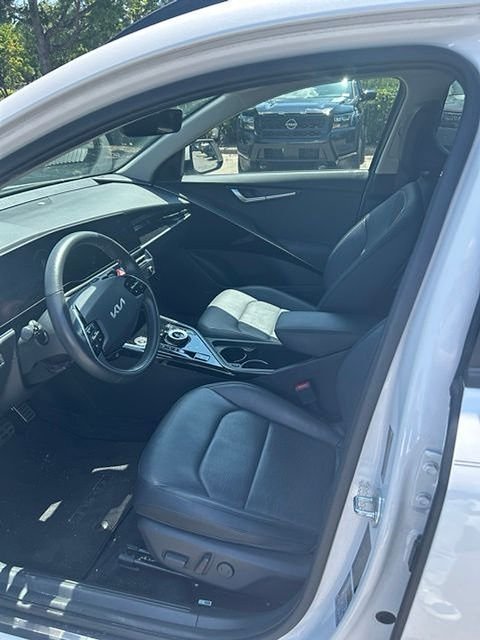 Used 2023 White Kia Wave image 9