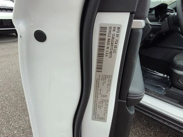 New 2026 Bright White Clear-Coat Exterior Paint Jeep Altitude image 19