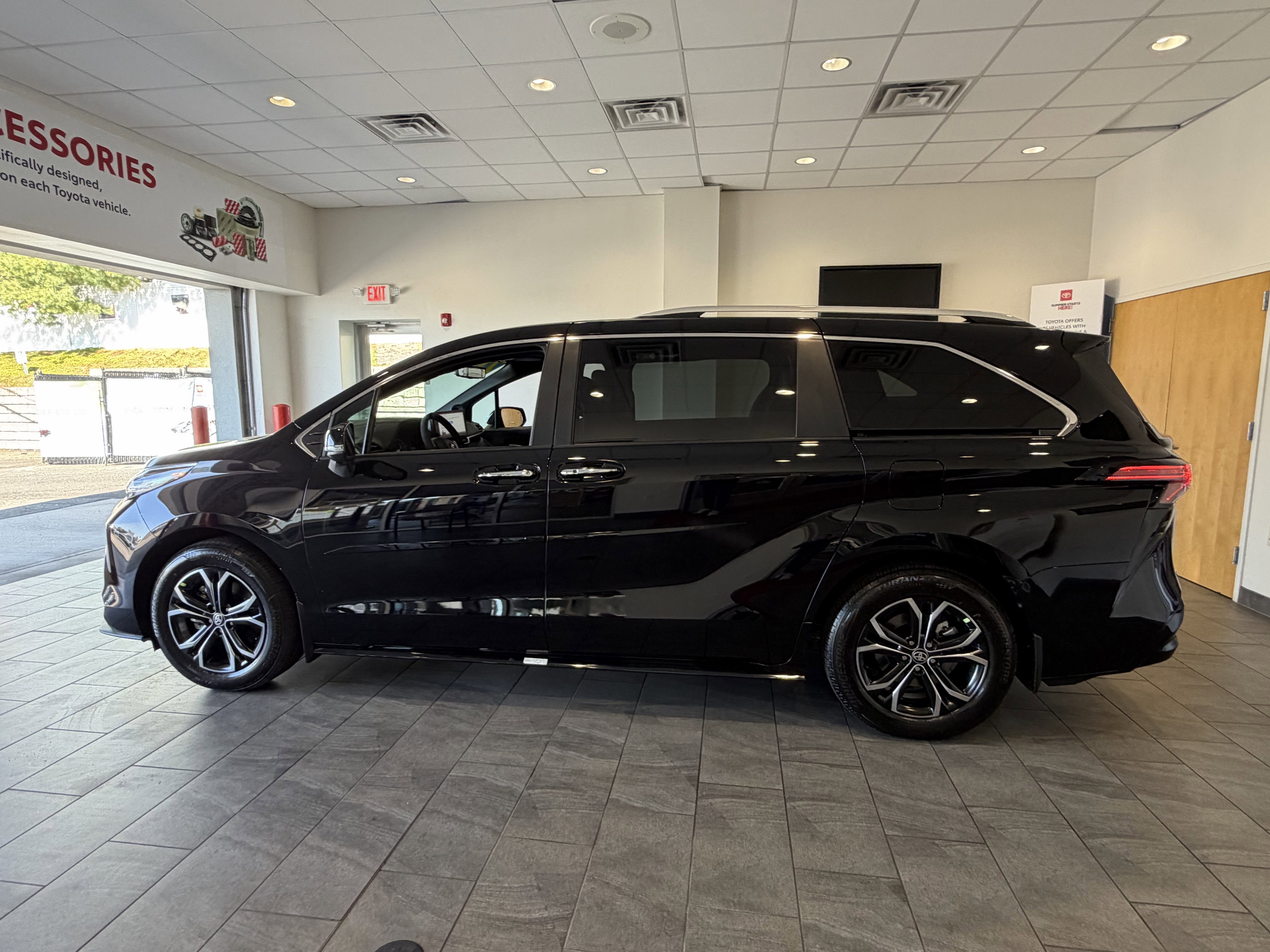 2026 Toyota Sienna Platinum - Photo 80