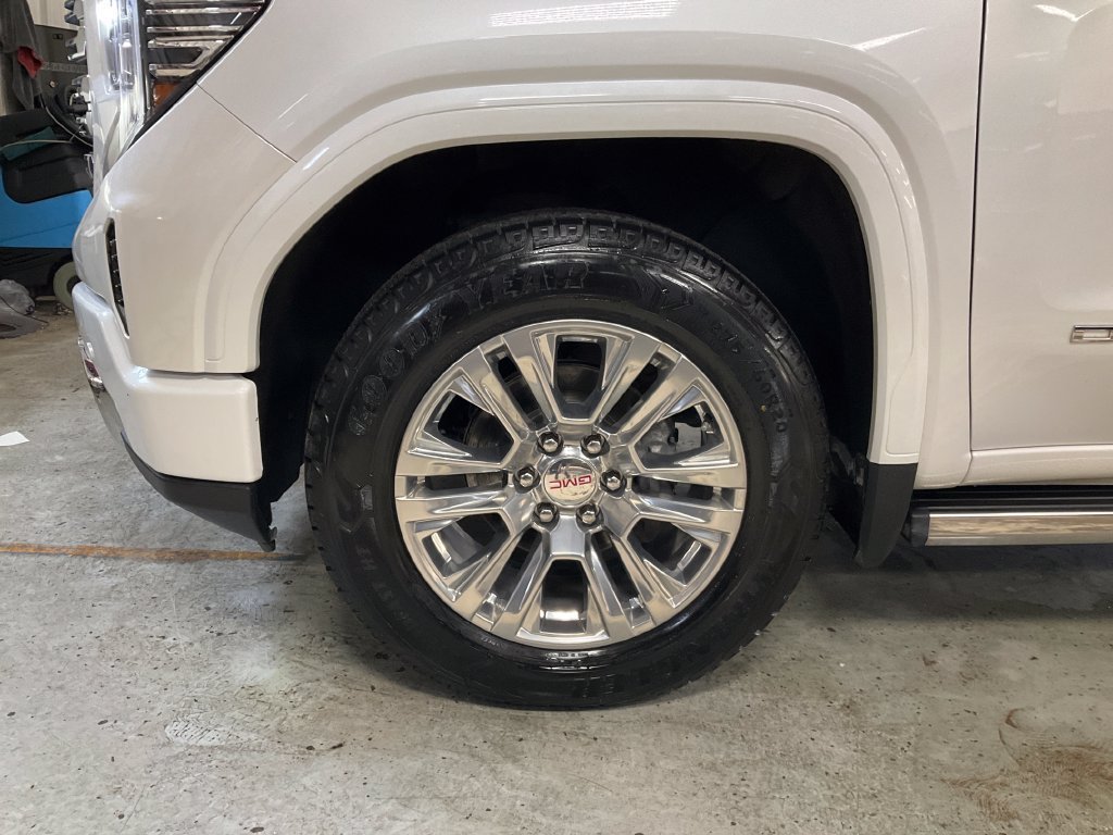 Used 2022 White Frost Tricoat GMC Denali image 11