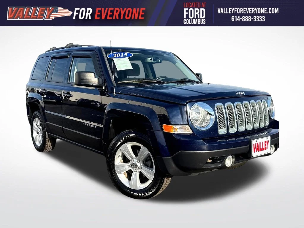 Used 2015 True Blue Pearlcoat Jeep Latitude image 1