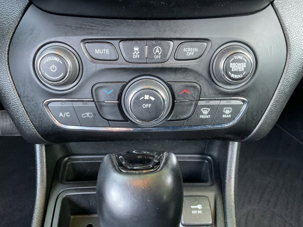 Used 2021 White Jeep Latitude Plus image 26