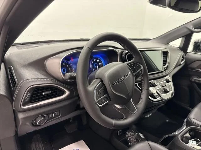 New 2026 Bright White Clear-Coat Exterior Paint Chrysler Select image 24