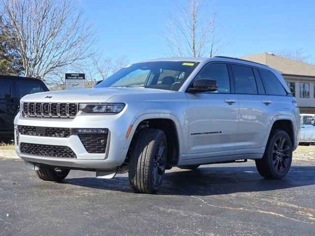 New 2026 Silver Zynith Exterior Paint Jeep Limited Reserve image 27