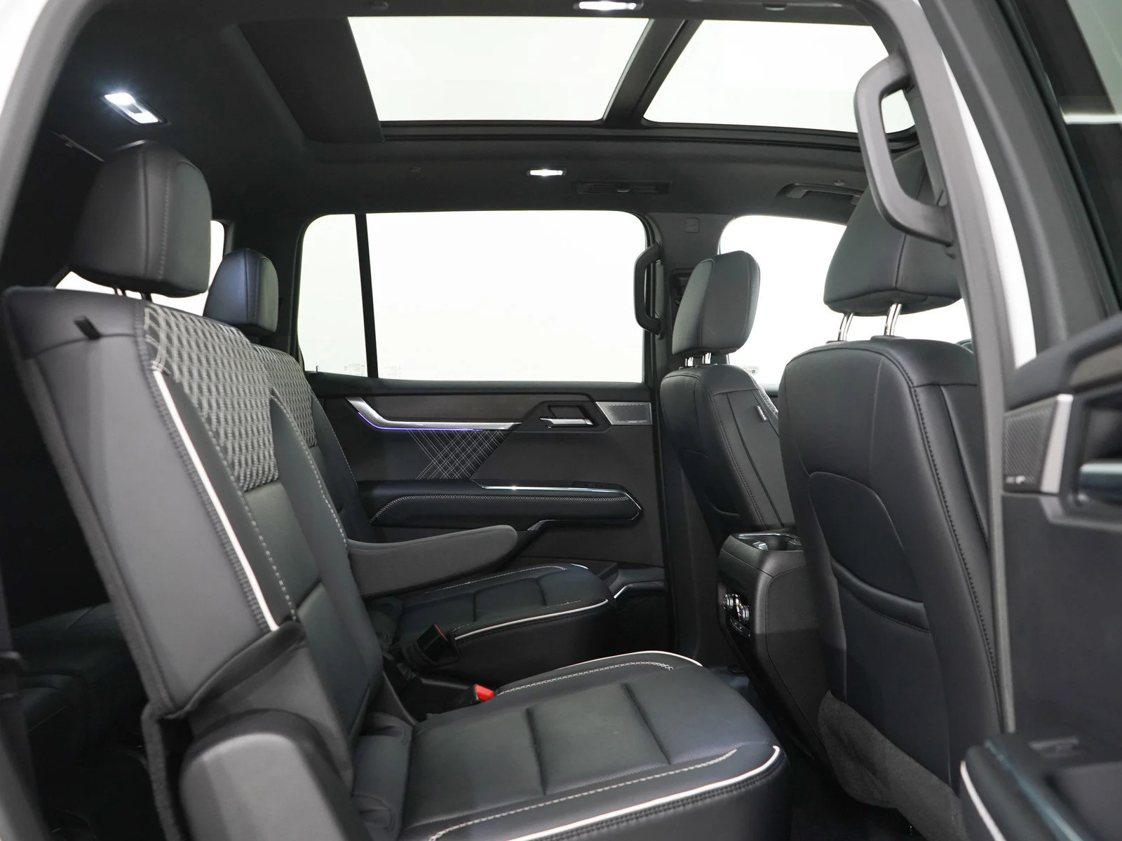 Used 2025 White Frost Tricoat GMC Denali image 12