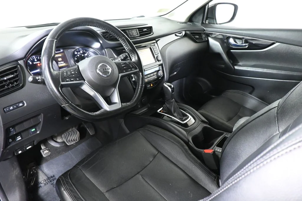 Used 2017 Blue Nissan SL image 15