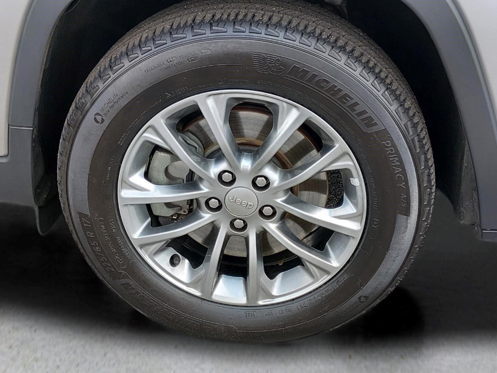 Used 2019 Granite Crystal Metallic Clearcoat Jeep Latitude Plus image 12