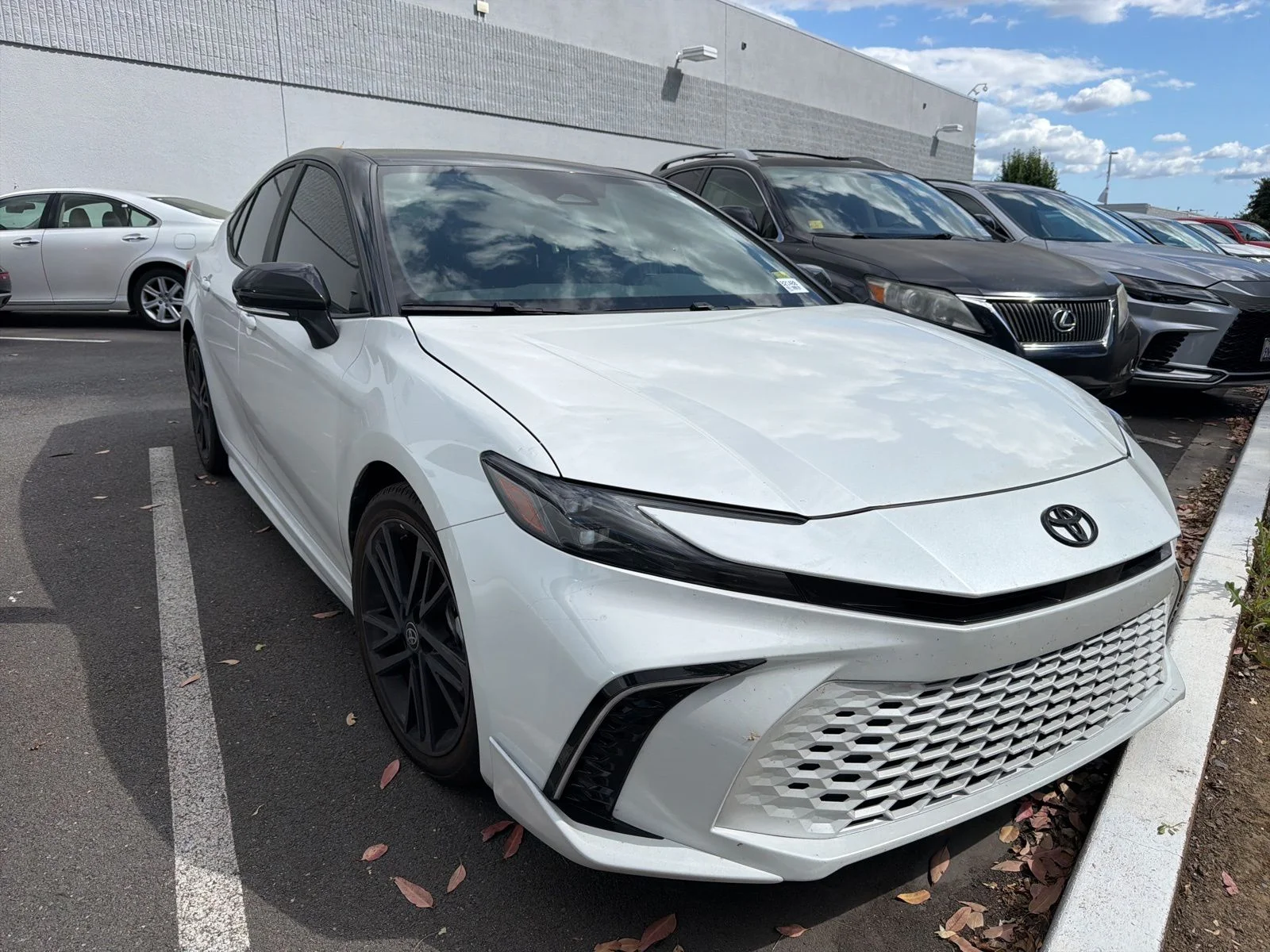 2025 Toyota Camry XSE Hybrid's photo
