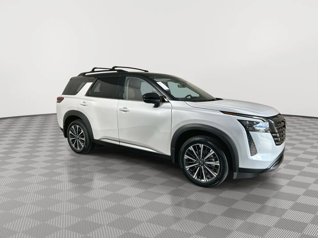New 2026 Everest White Pearl TriCoat / Super Black Two-tone Nissan Platinum image 2