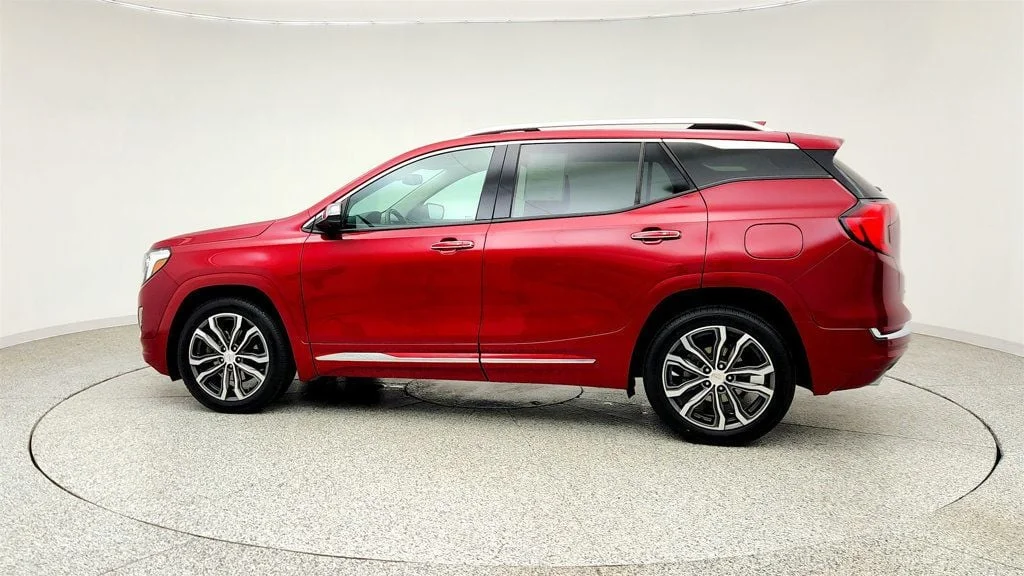 Used 2020 Red Quartz Tintcoat GMC FWD 4dr Denali w/ Premium Package & Skyscape Sunroof image 4