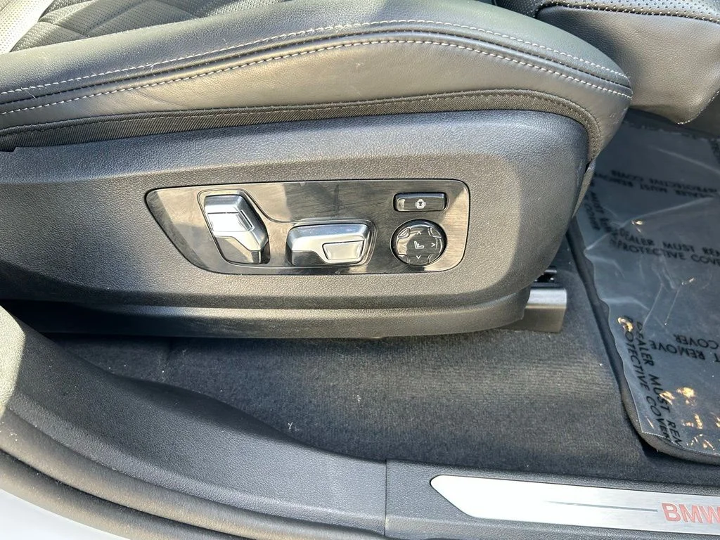 Used 2025 White BMW xDrive40i image 38