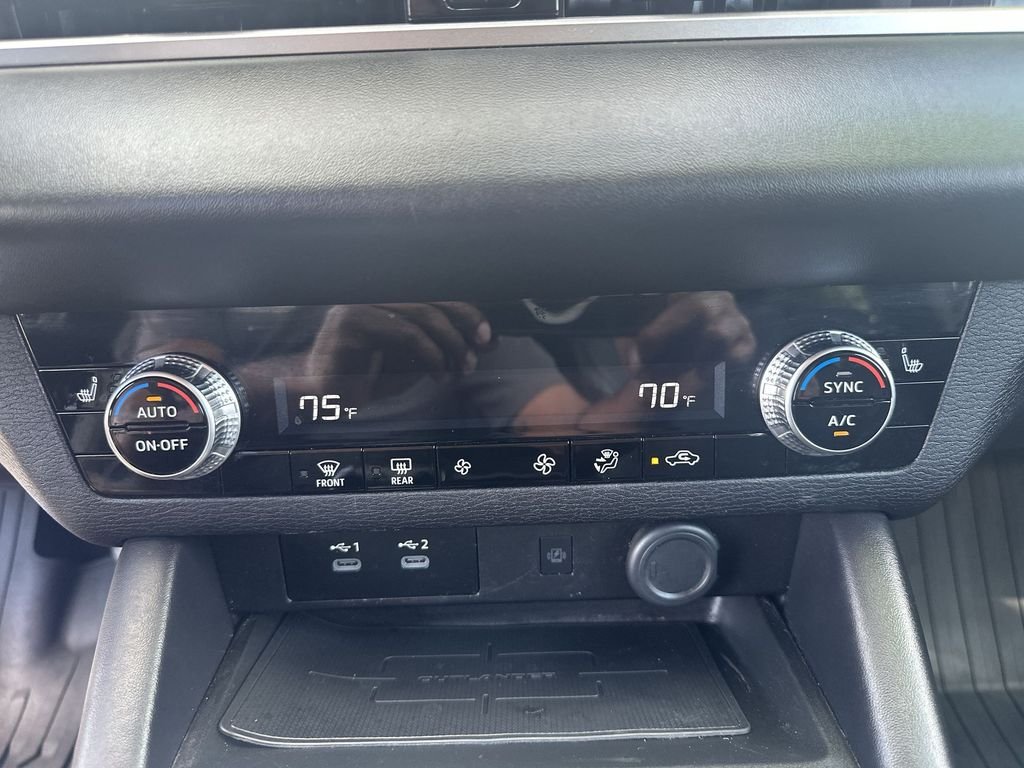 Used 2025 Silver Mitsubishi SE image 28