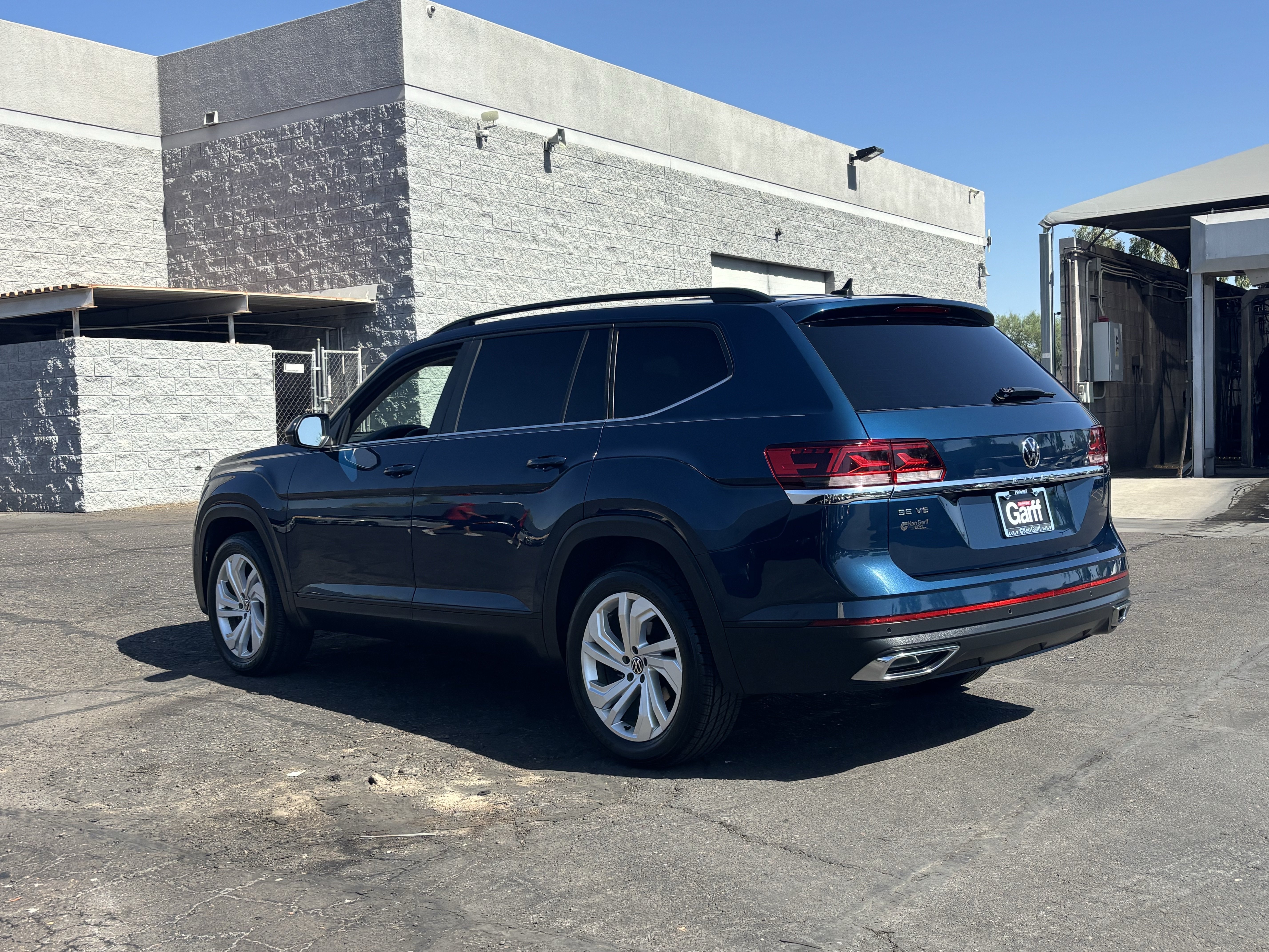Used 2021 Blue Metallic Volkswagen 3.6L V6 SE w/Technology image 4