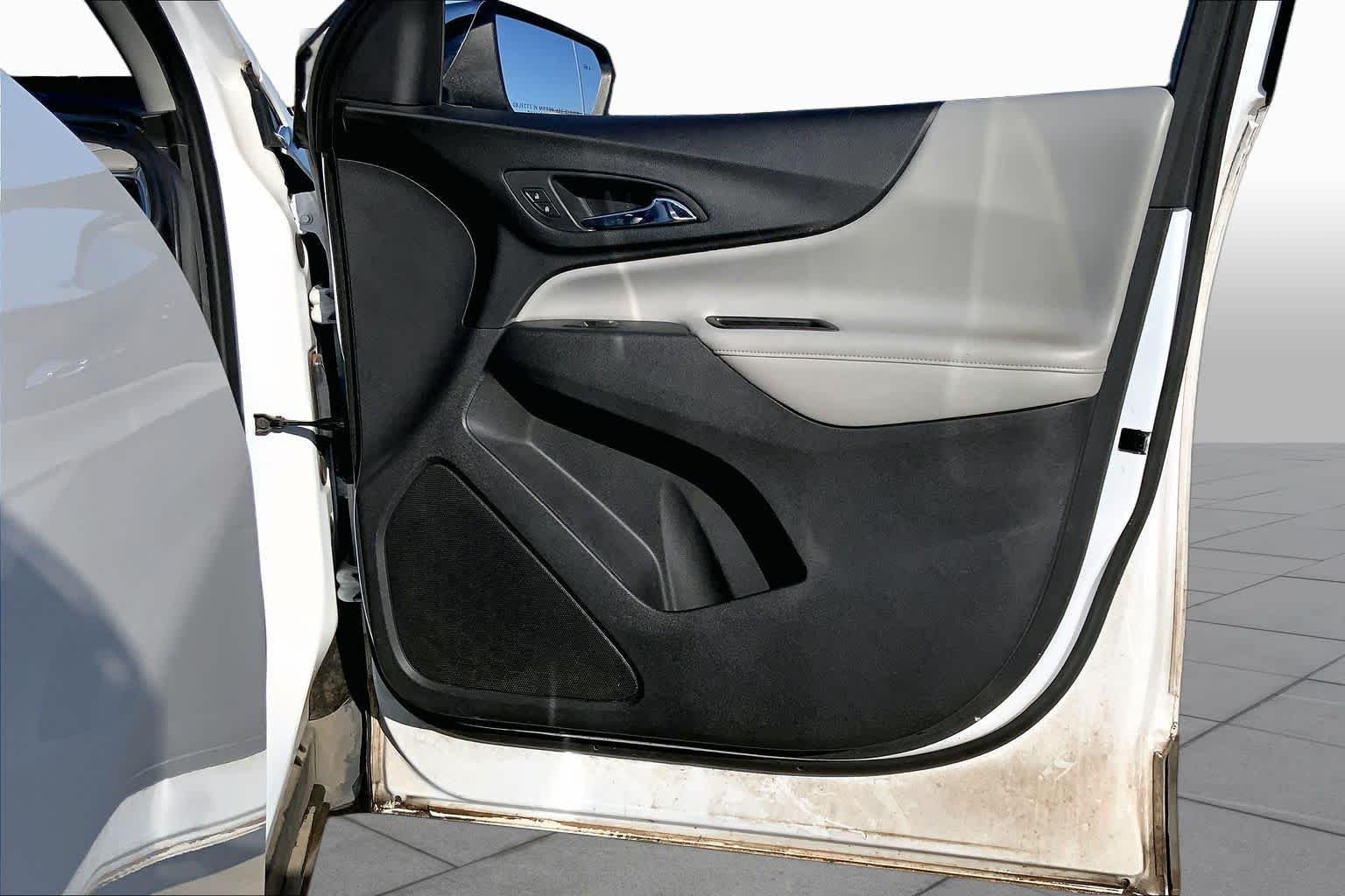 Used 2020 Iridescent Pearl Tricoat Chevrolet Premier image 22