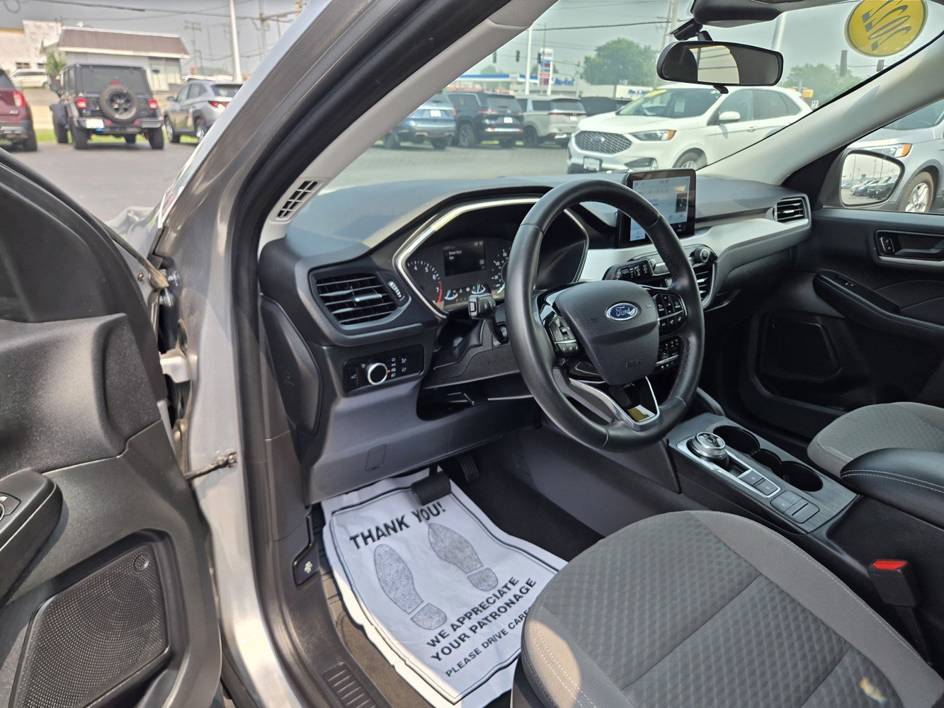 Used 2022  Ford SE image 2