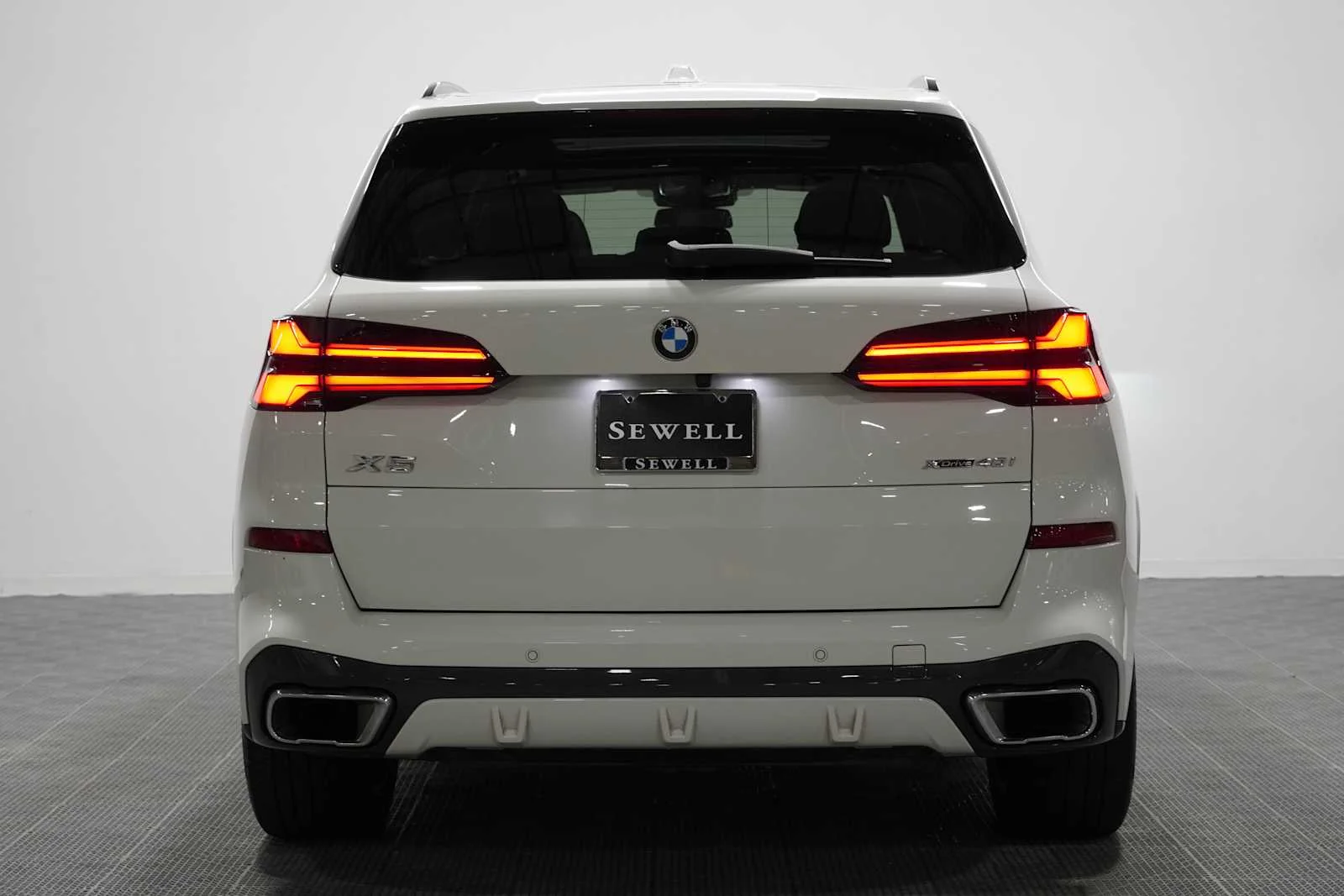 Certified Used 2025 Alpine White BMW xDrive40i image 5