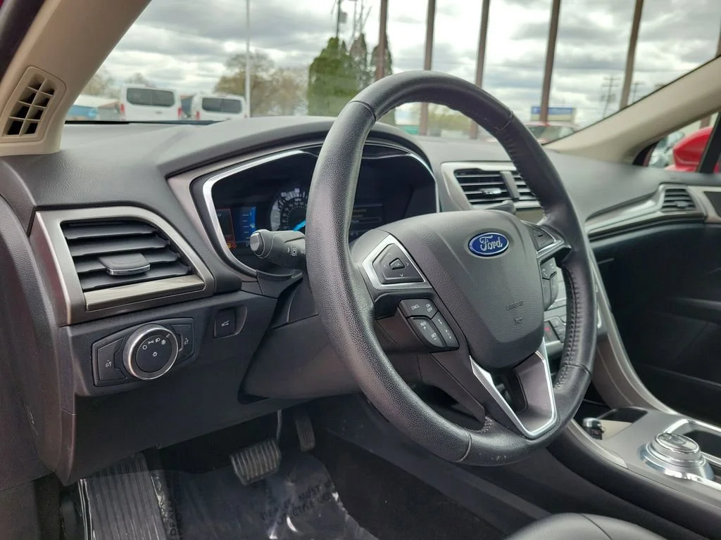 Used 2020 Red Ford SEL image 18