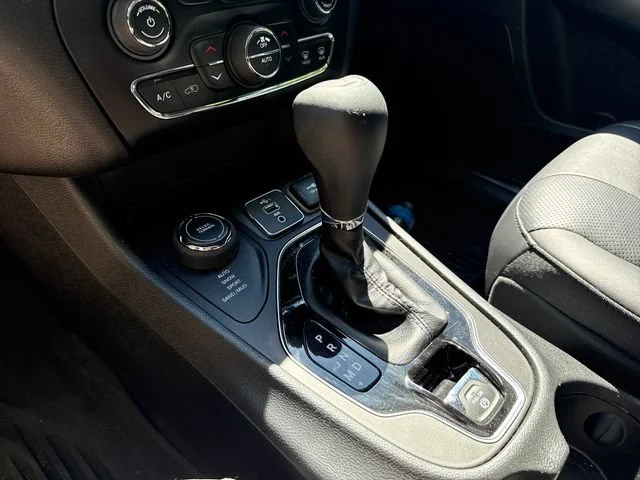 Used 2019 Diamond Black Crystal Pearlcoat Jeep Limited image 22