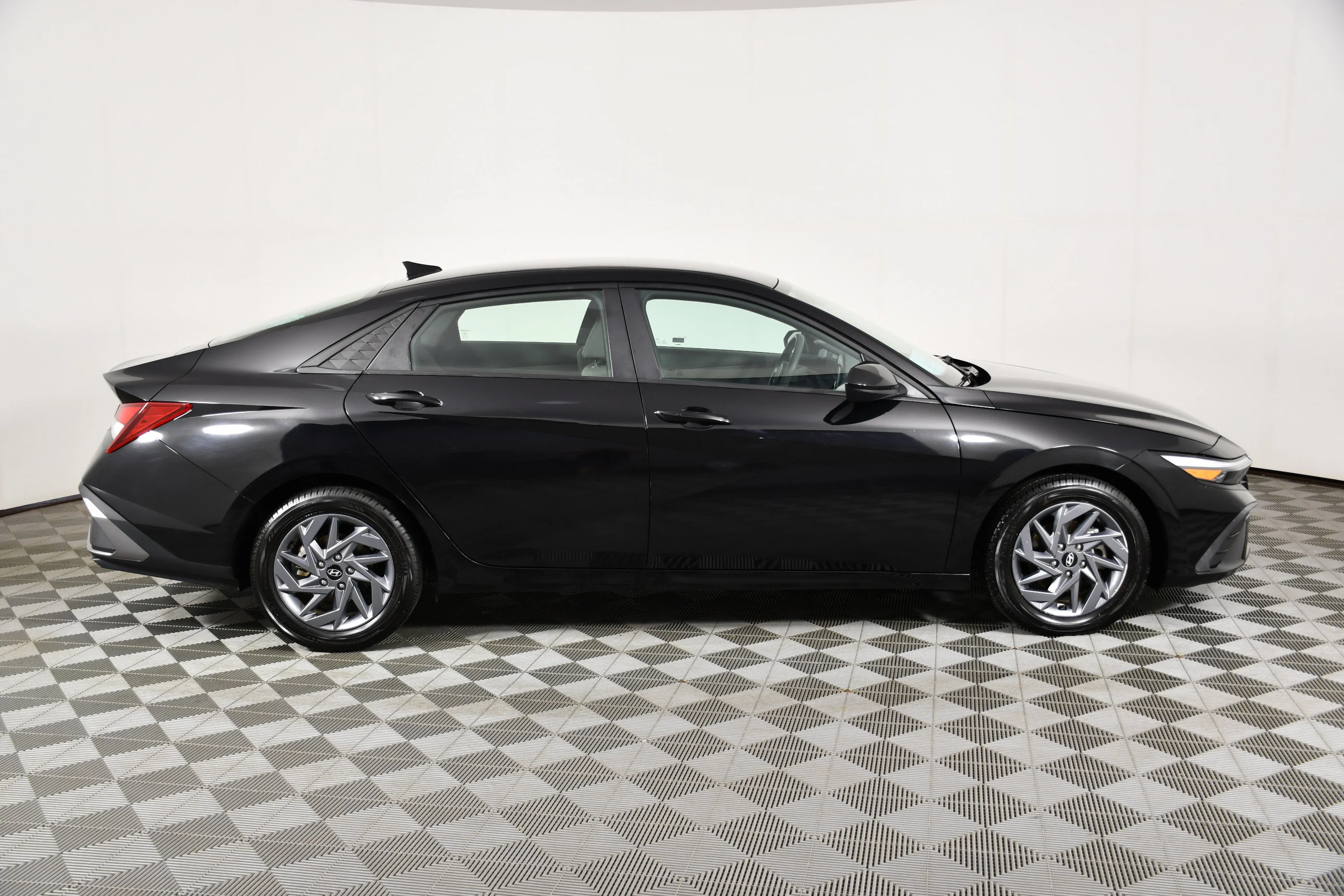 Used 2024 Abyss Black Hyundai SEL image 5