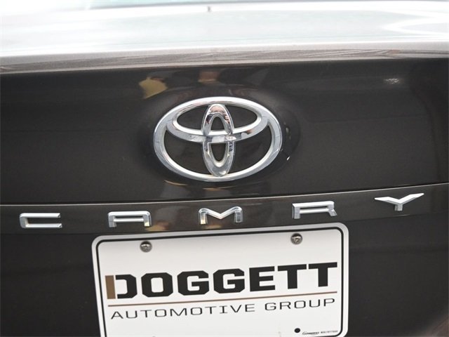 2020 Toyota Camry LE photo 2