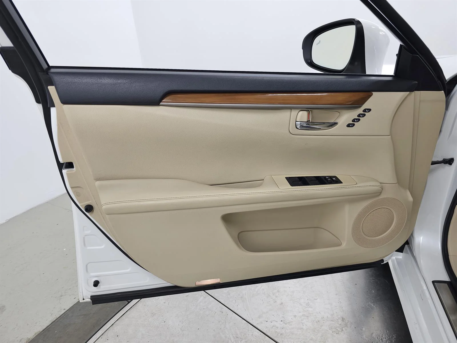 Used 2014 White Lexus  image 13