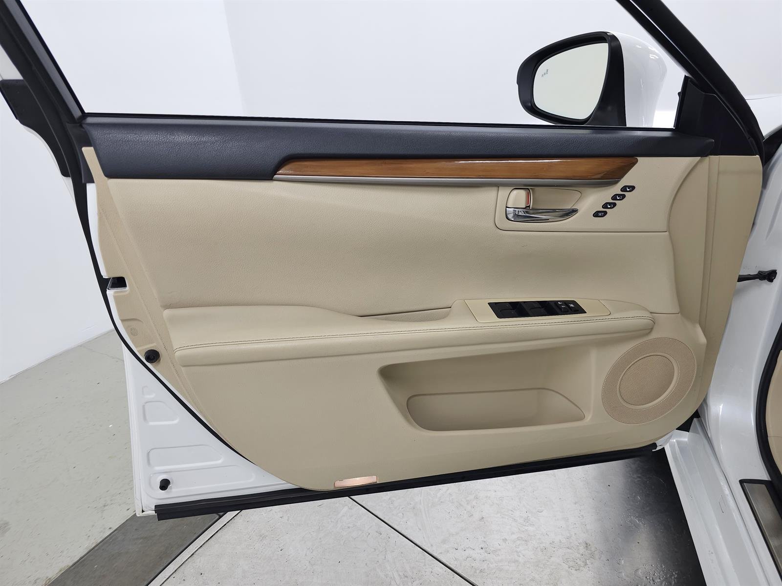 Used 2014 White Lexus  image 13
