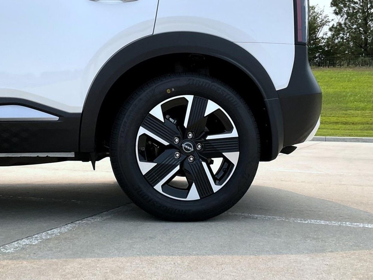 New 2026 Aspen White TriCoat / Super Black Two-tone Nissan SV image 23
