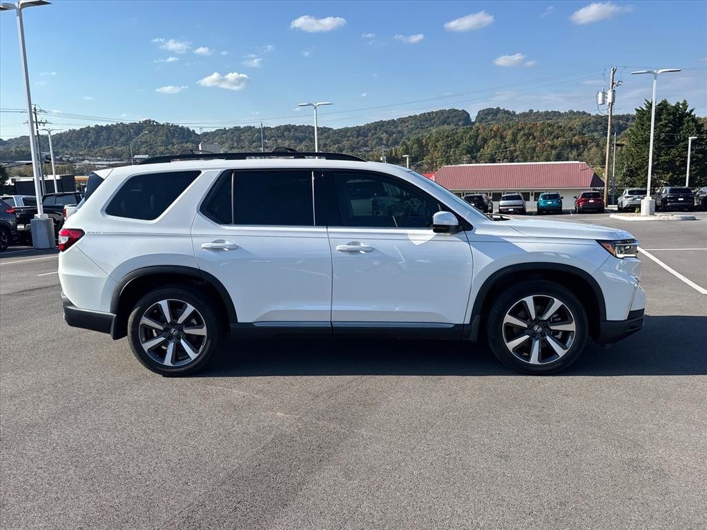 Certified Used 2025 WHITE Honda Touring image 8