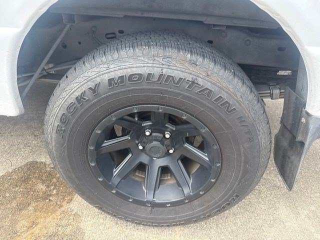 Used 2004 Oxford White Clearcoat Ford XL image 8