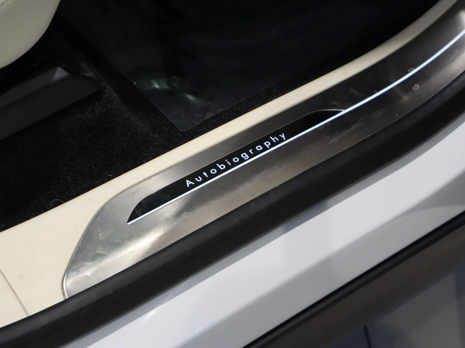 Used 2024 White Land Rover P530 Autobiography LWB 7 Seat image 39