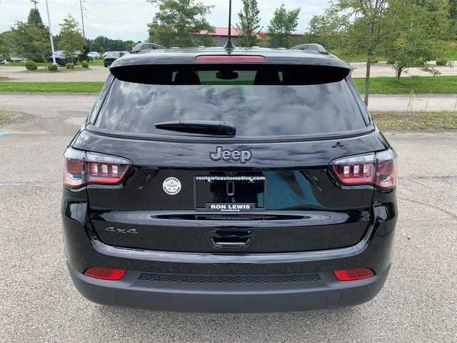 New 2026 Diamond Black Crystal Pearlcoat Jeep Limited image 3