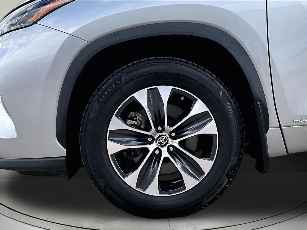 Used 2022 Silver Toyota XLE image 37