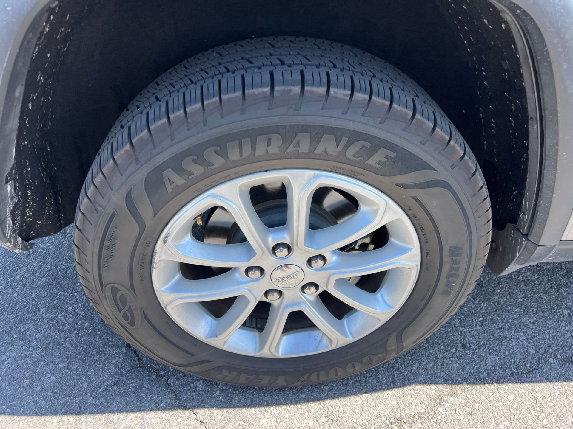 Used 2015 Silver Jeep Laredo image 12