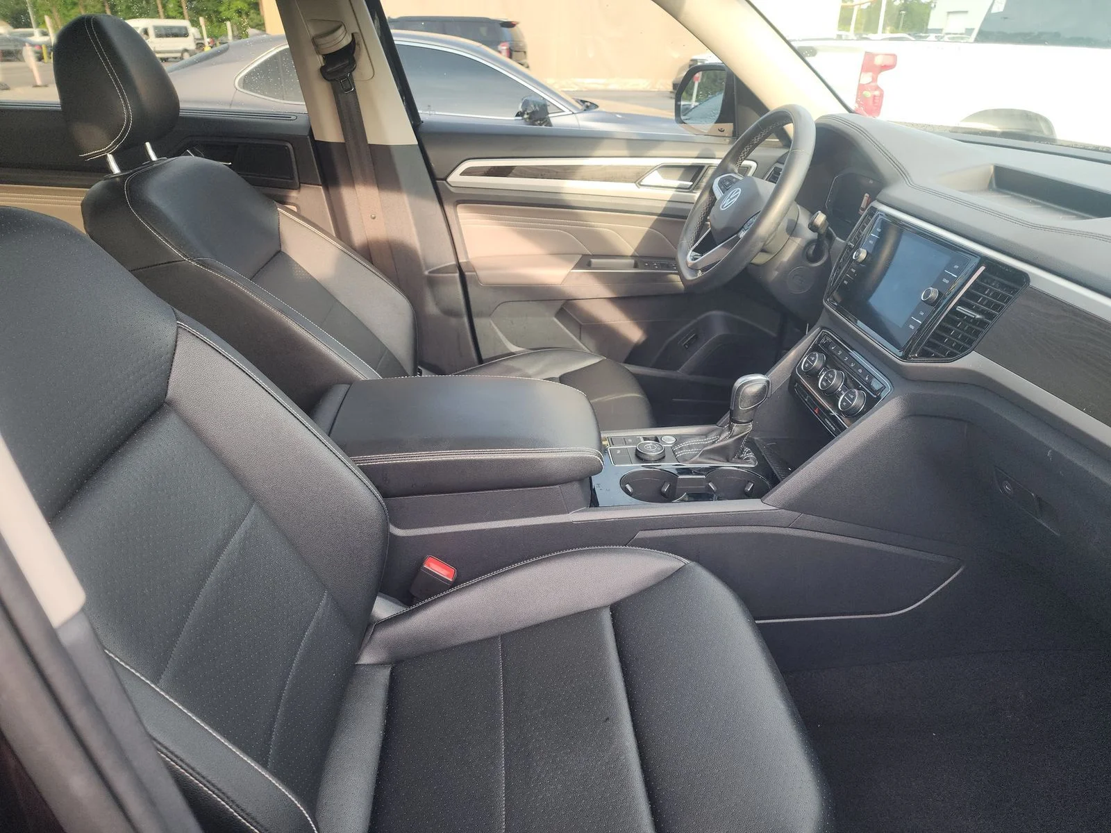 Used 2023  Volkswagen 3.6L V6 SE w/Technology image 4