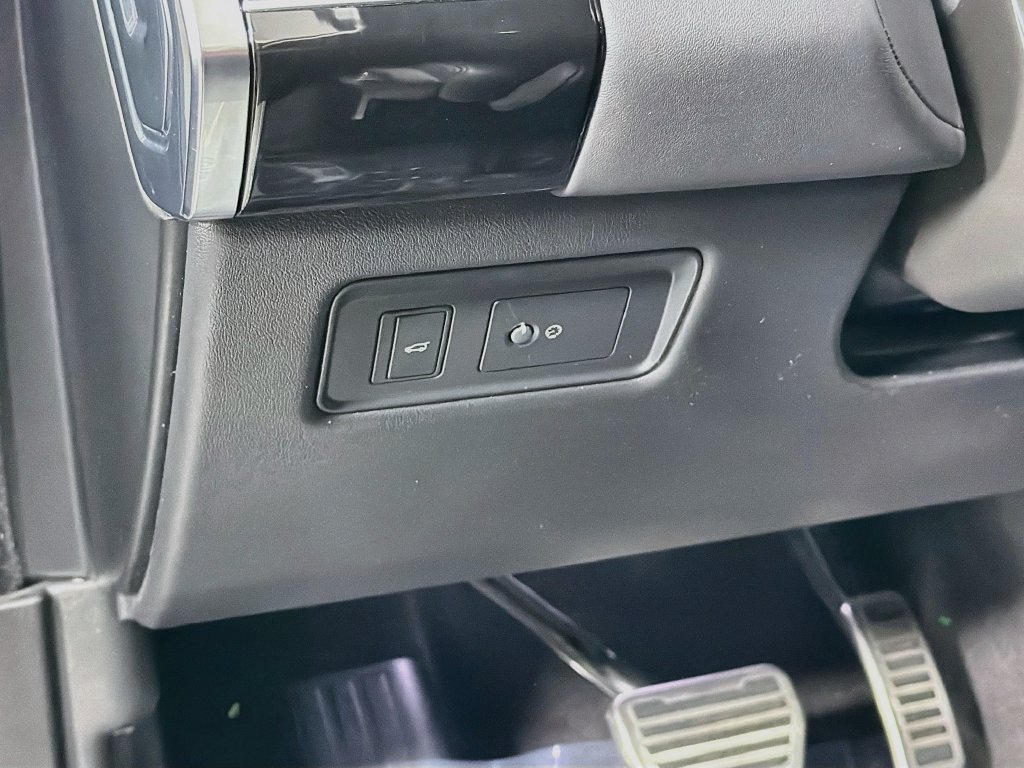 Used 2022 Fuji White Land Rover SVR image 10