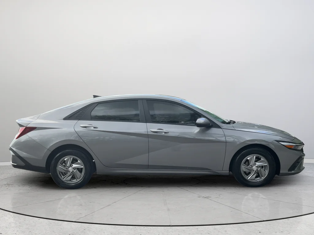 2024 Hyundai Elantra SE - Photo 6