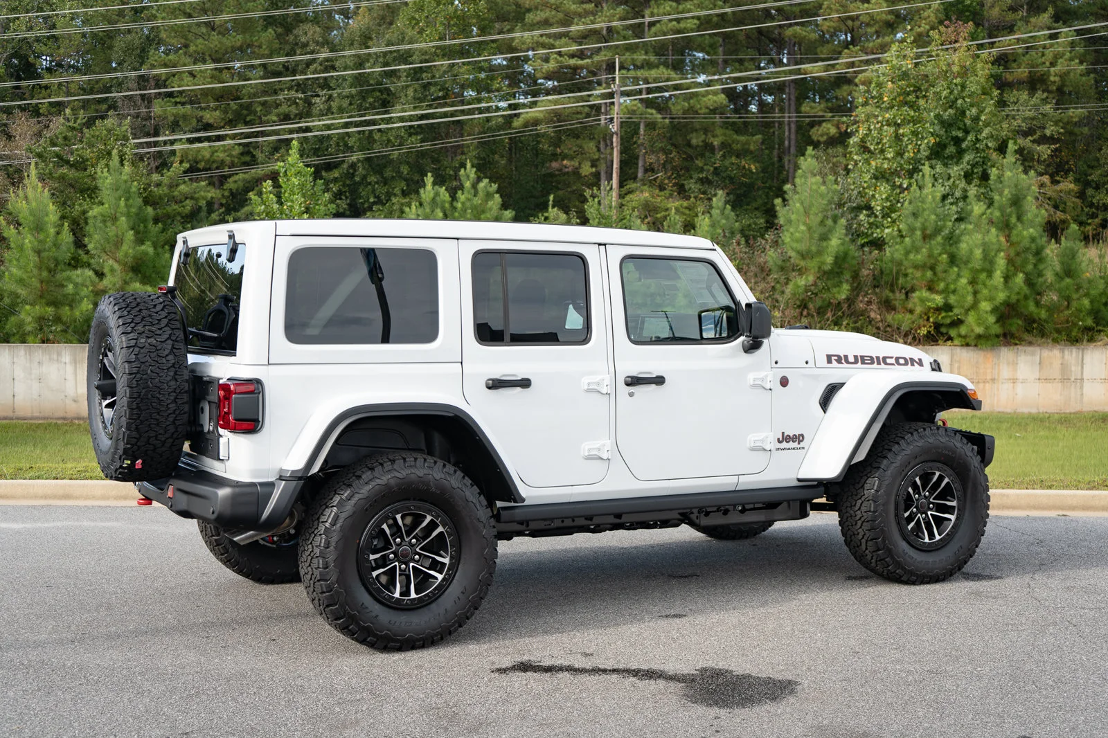 New 2027 Bright White Clear-Coat Paint Jeep Rubicon X image 21
