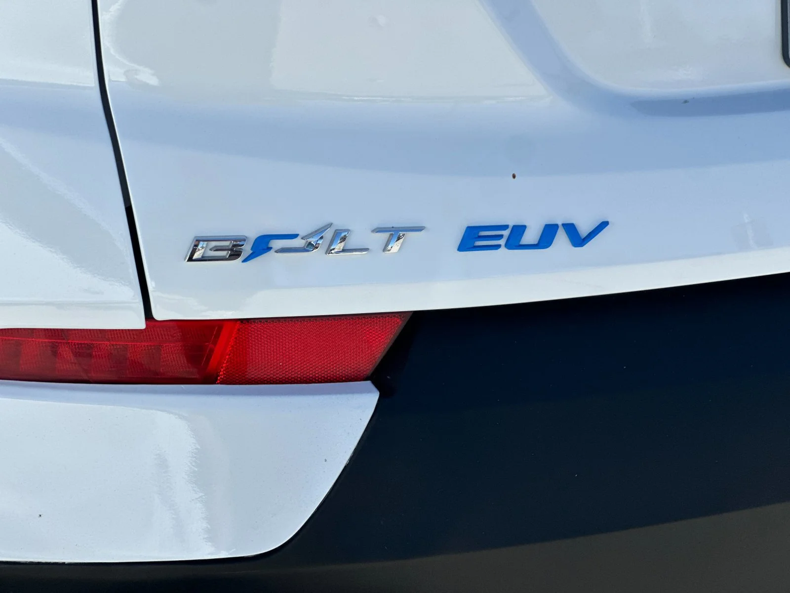 Used 2023 SUMMIT WHITE Chevrolet LT image 27