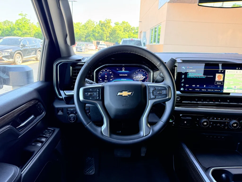 Used 2025 Summit White Chevrolet LT image 15