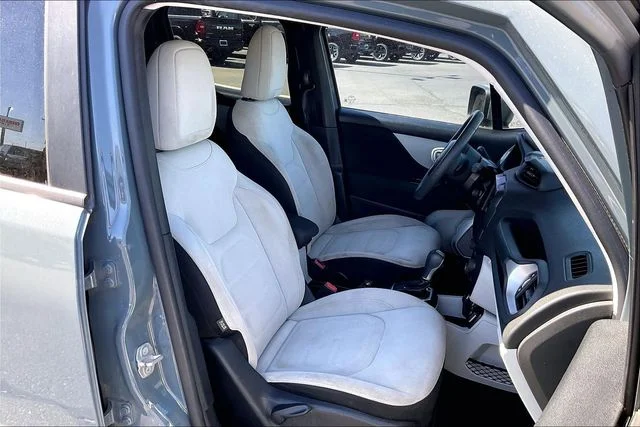 Used 2018 Gray Jeep Latitude image 7