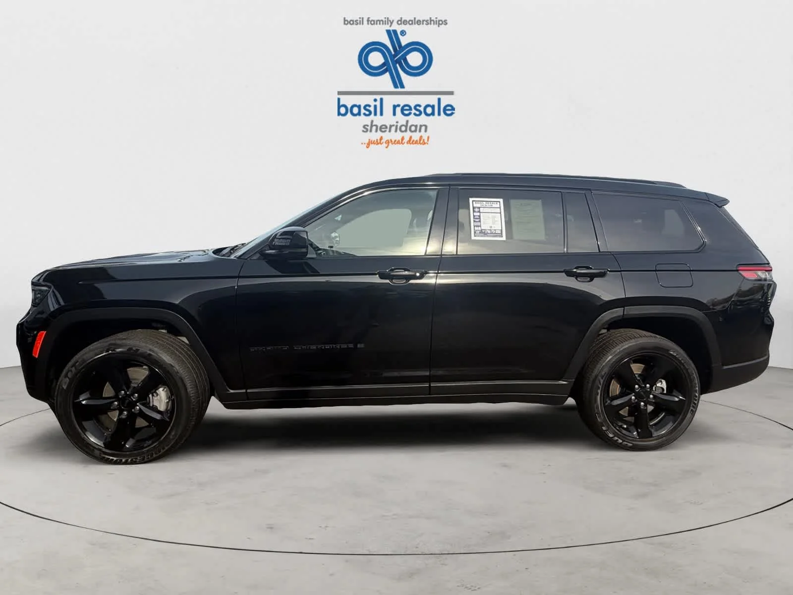 Used 2023 Diamond Black Crystal Pearlcoat Jeep Altitude image 3