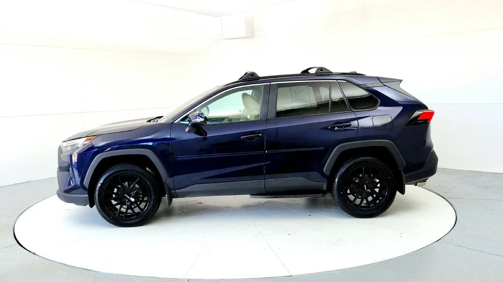 Used 2025 Blue Toyota XLE Premium image 3