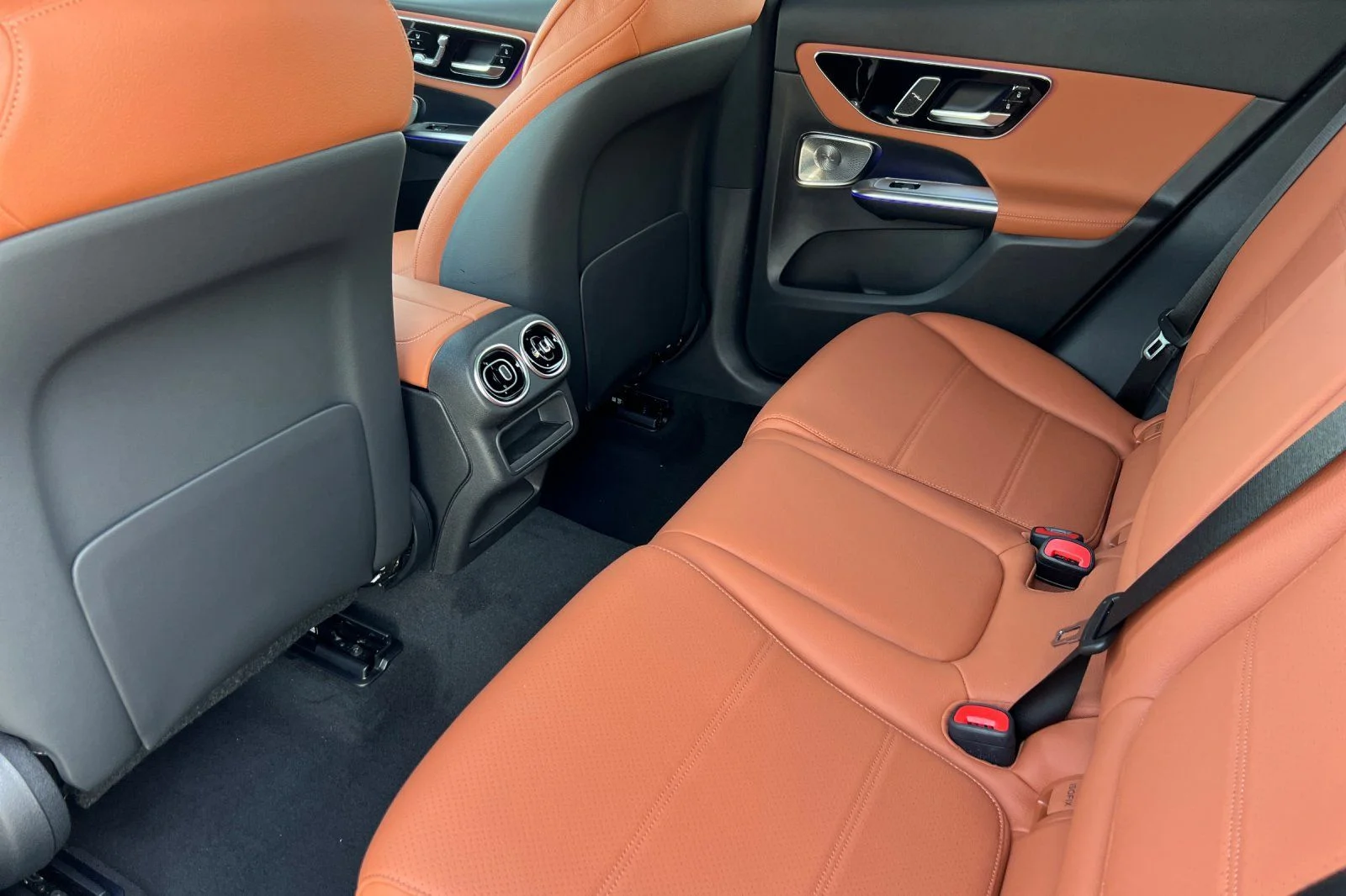 New 2026 Black Mercedes-Benz GLC 300 image 4