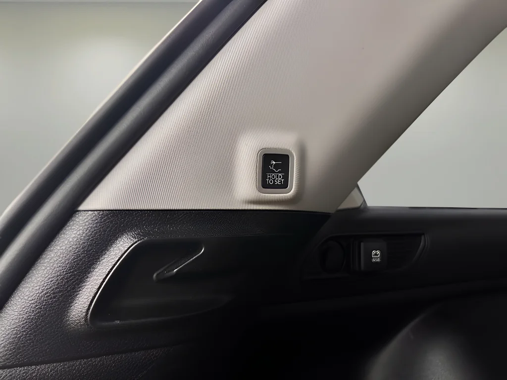 Used 2023 White Jeep Limited image 21