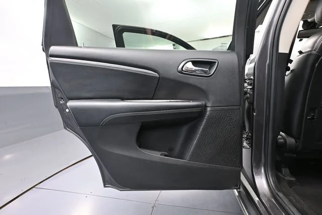 Used 2017 Gray Dodge Crossroad image 33