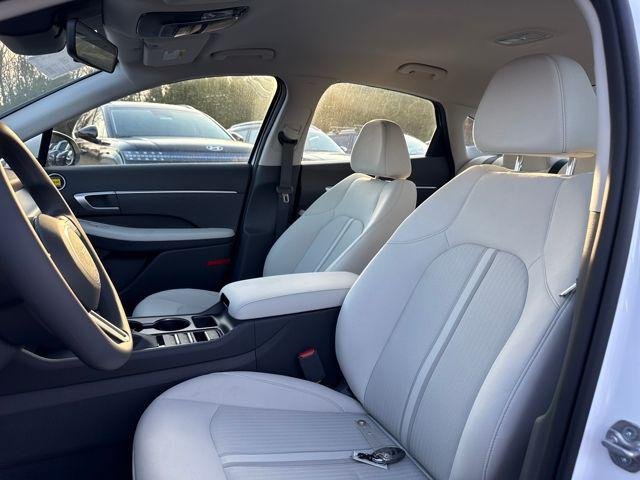 New 2026 White Hyundai SE image 12