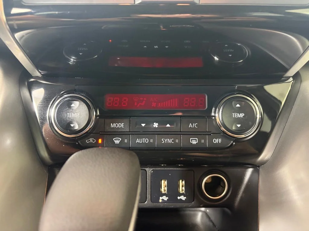 Used 2022 Silver Mitsubishi SE image 7